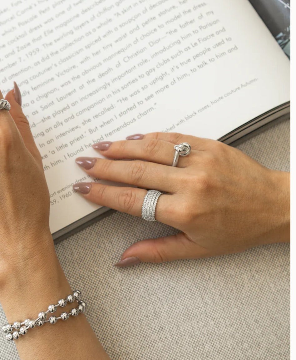 Anillo grueso con banda de circonitas micro pavé