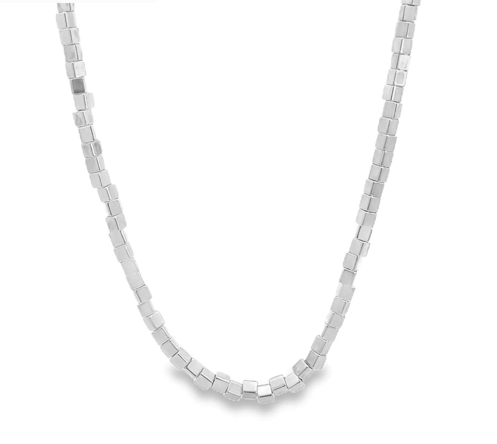 Collar de eslabones cúbicos