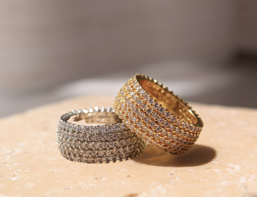 Anillo grueso con banda de circonitas micro pavé